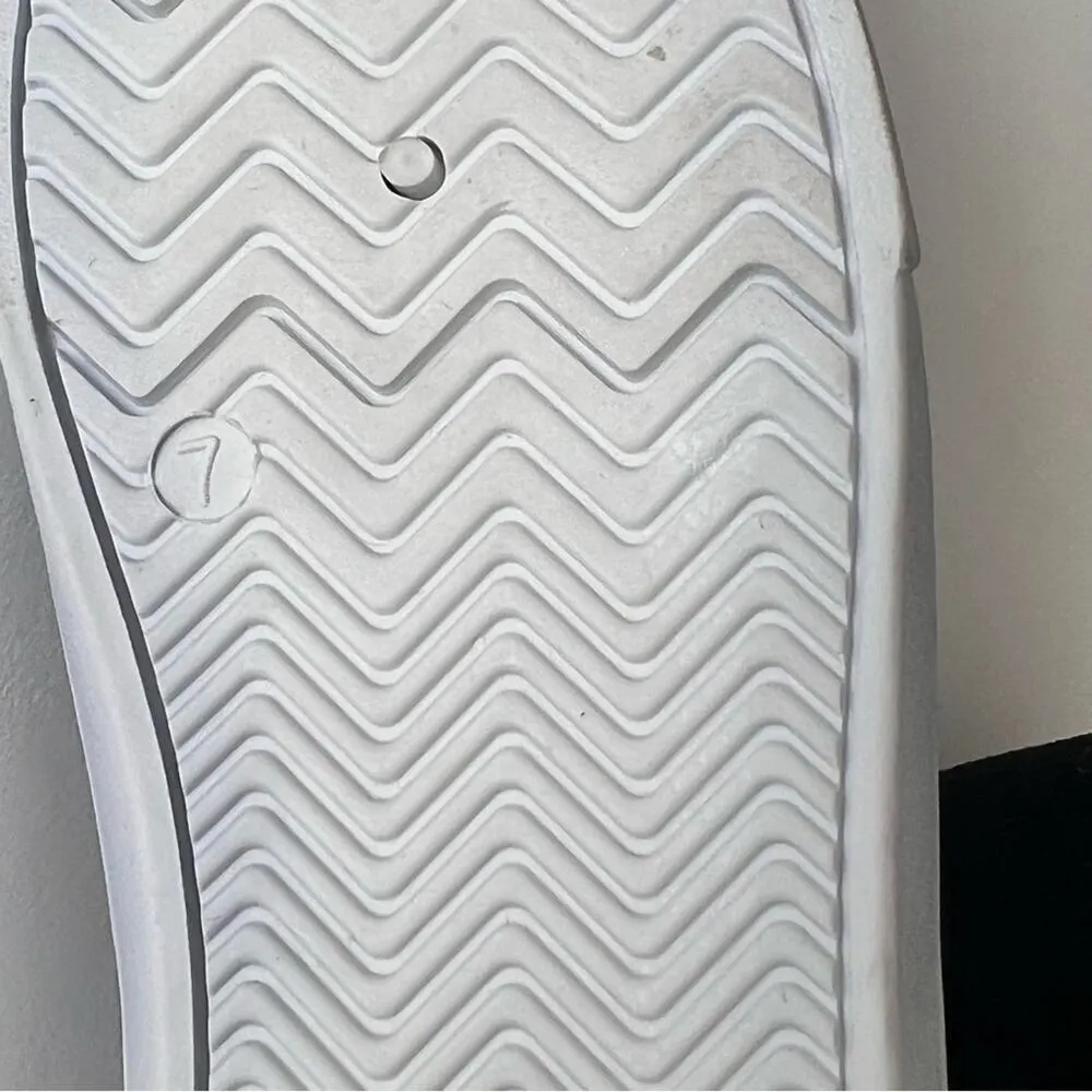 Isaac Mizrah Embroidered Holiday Wreath  Memory Foam Slip ON Sneakers Sz 7 - Image 11