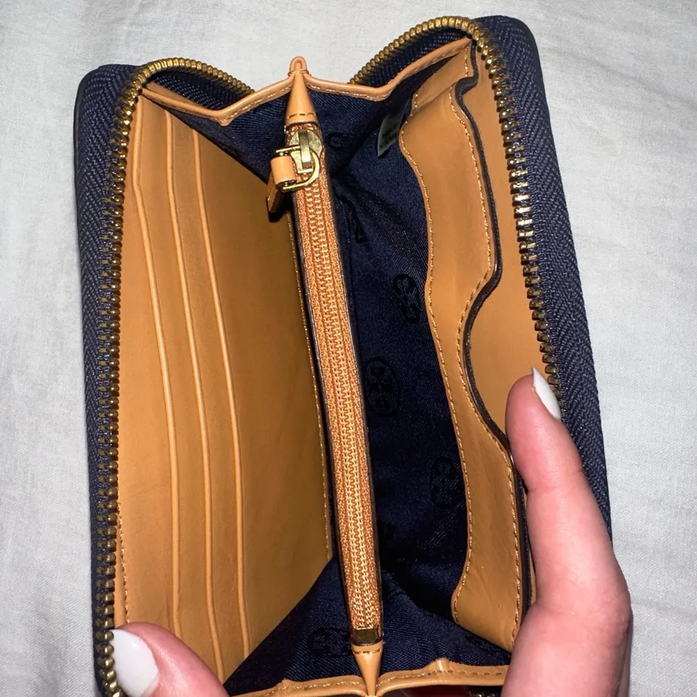 Tory Burch Navy, White, and Tan Wallet/Wristlet - Image 4