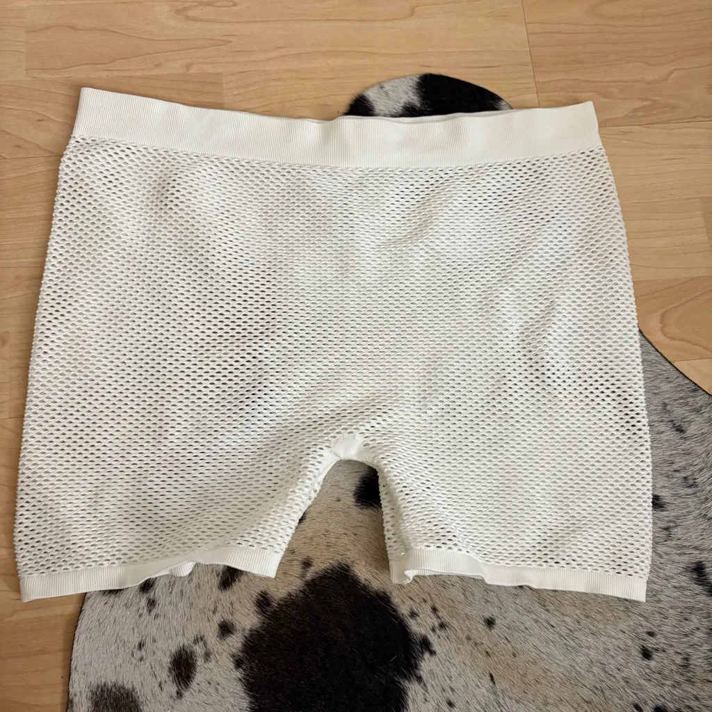 SKIMS White Marble Perforated Seamless Shorts Coverup Size‎ 3X - Image 3