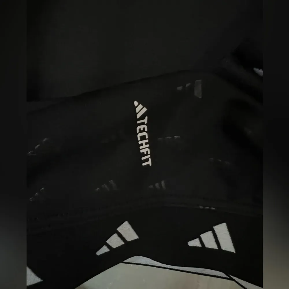 Adidas power react medium support tech fit  XSDD black and white sports bra - Image 4