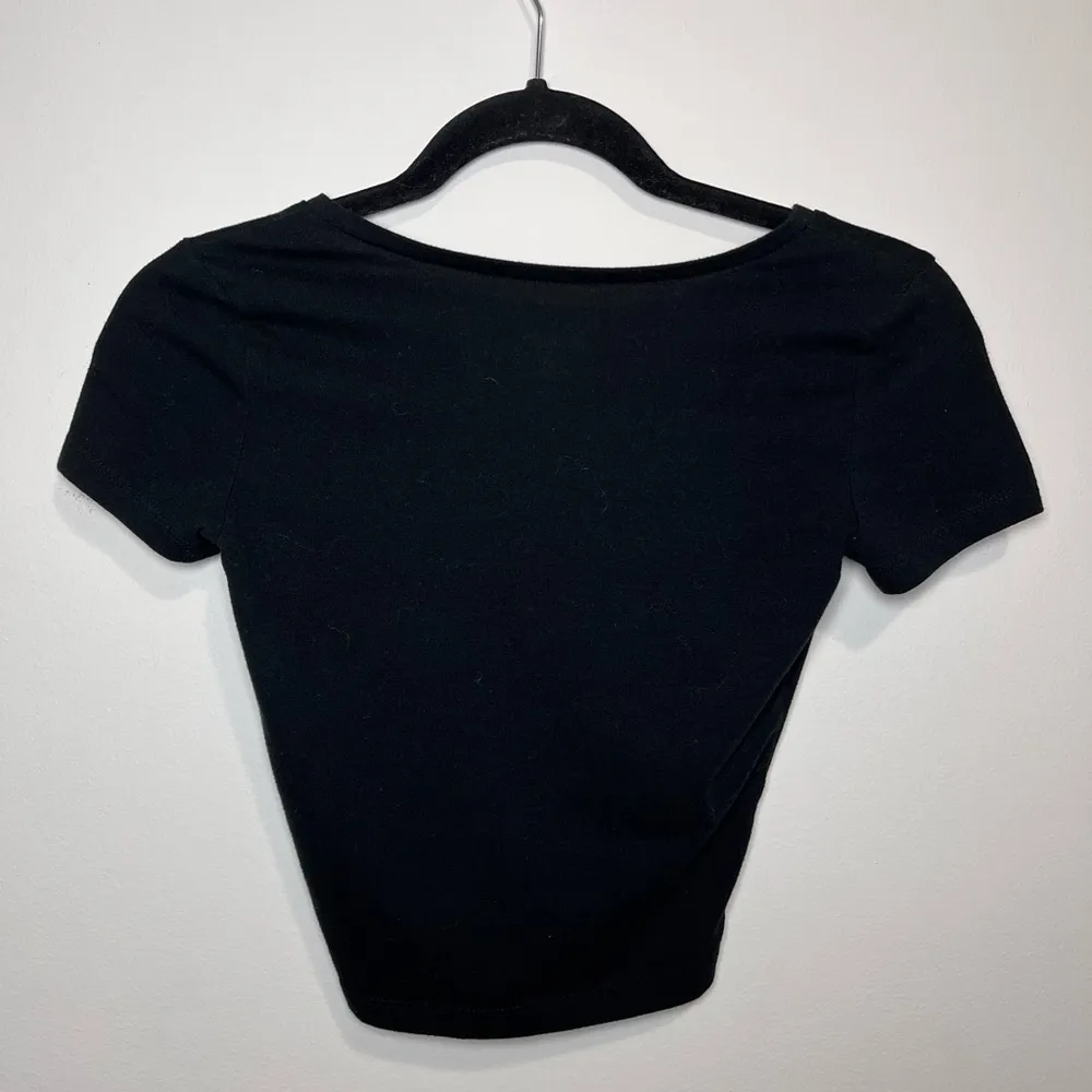 Little Black Shirt Women’s V-Neck Short Sleeve Crop Top T-Shirt Sz XS EUC - Image 3