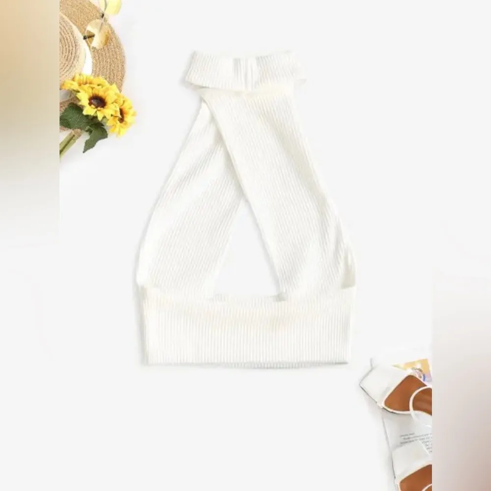 Zaful Halter Neck Short Top And Open Back - White - Image 2