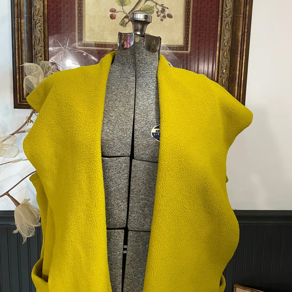 Catwear Maine Made Fleece Open Front Sleeveless Sweater Vest 💕🎀 Yellow Size undefined - Image 4