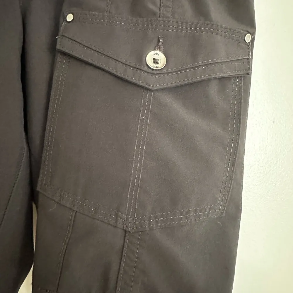 Lee Women’s regular fit 14M Black Canvas Cargo Shorts. Lightweight. Stretch. - Image 9