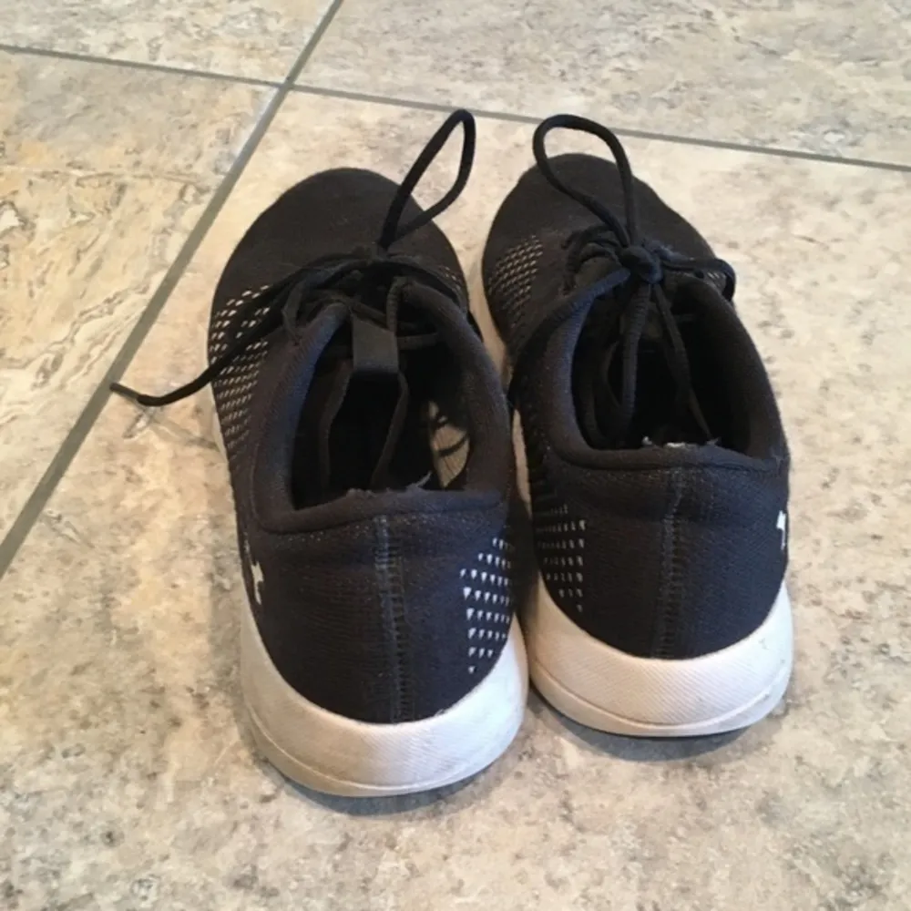Under Armour Women’s size 7  shoes - Image 5