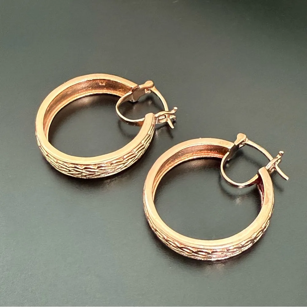 STS KARIS Basket Weave Knot Design Rose Gold Plated Hoop Earrings 10g. Pink - Image 6