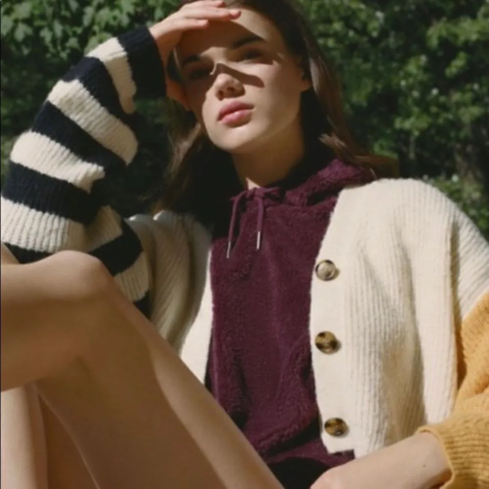 Urban Outfitters burgundy plush hooded crop top sz small - Image 3