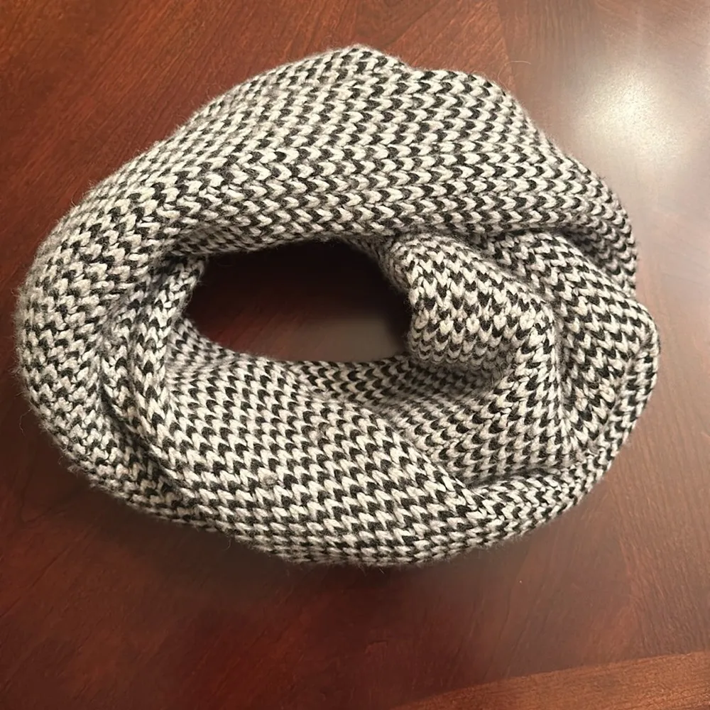 J crew infinity scarf tube black white herringbone euc classy super soft - Image 2