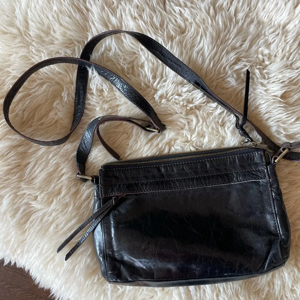 Hobo International Tobey Crossbody bag glazed leather. Black - Image 10