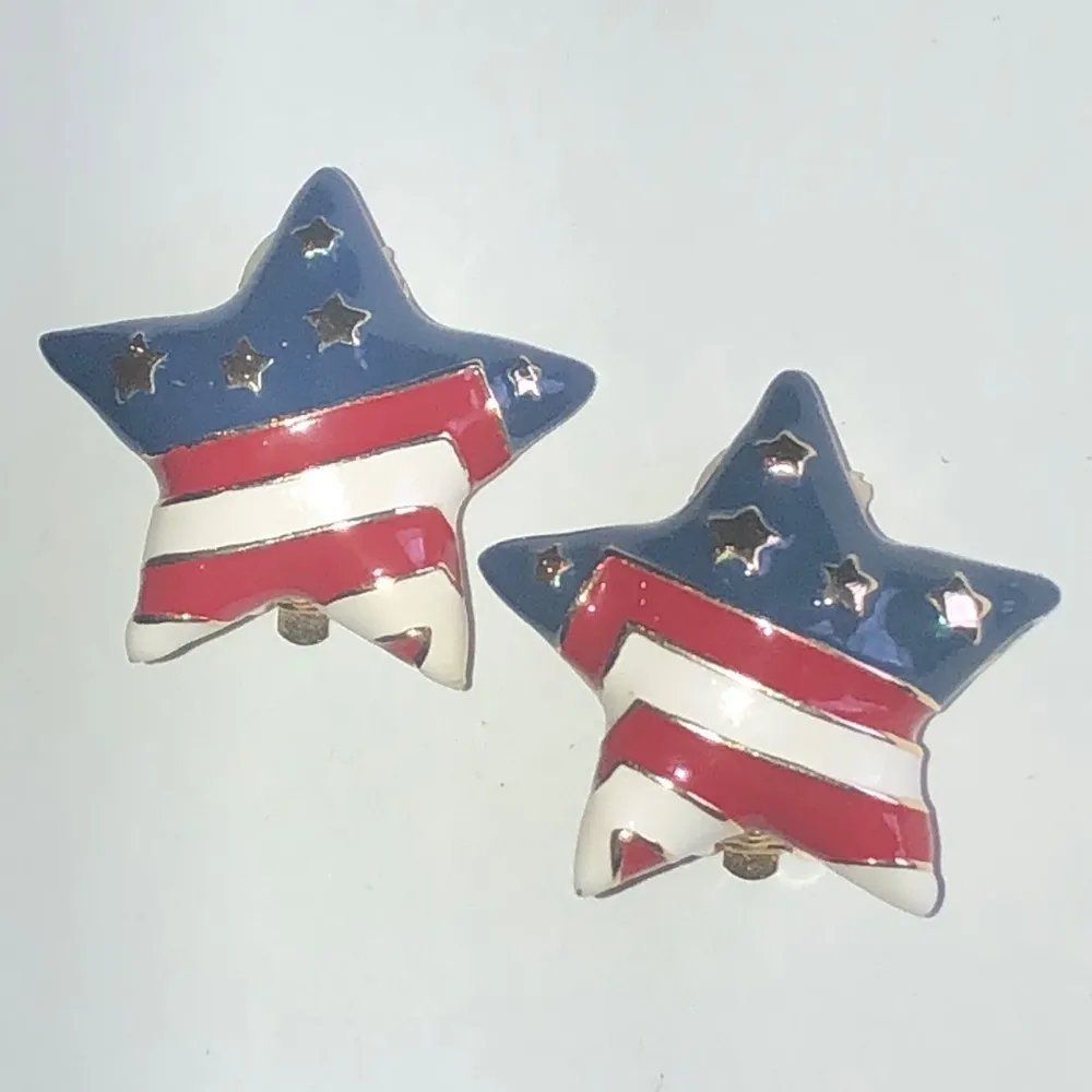 Vintage Gold Tone Red White Blue Enamel Star Flag Retro Boho Clip On Earrings - Image 2