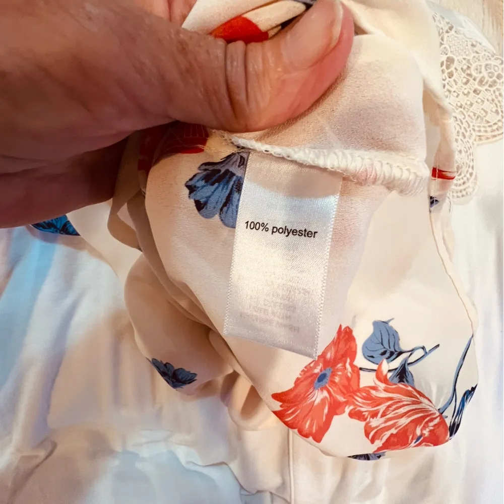 MAURICES sleeveless top blouse size medium floral lace - Image 6