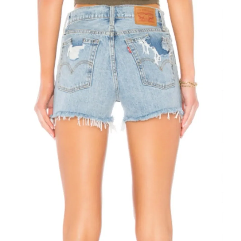 Levi’s Wedgie Shorts Size 24 in Light Wash Thrashed Button Fly - Image 2