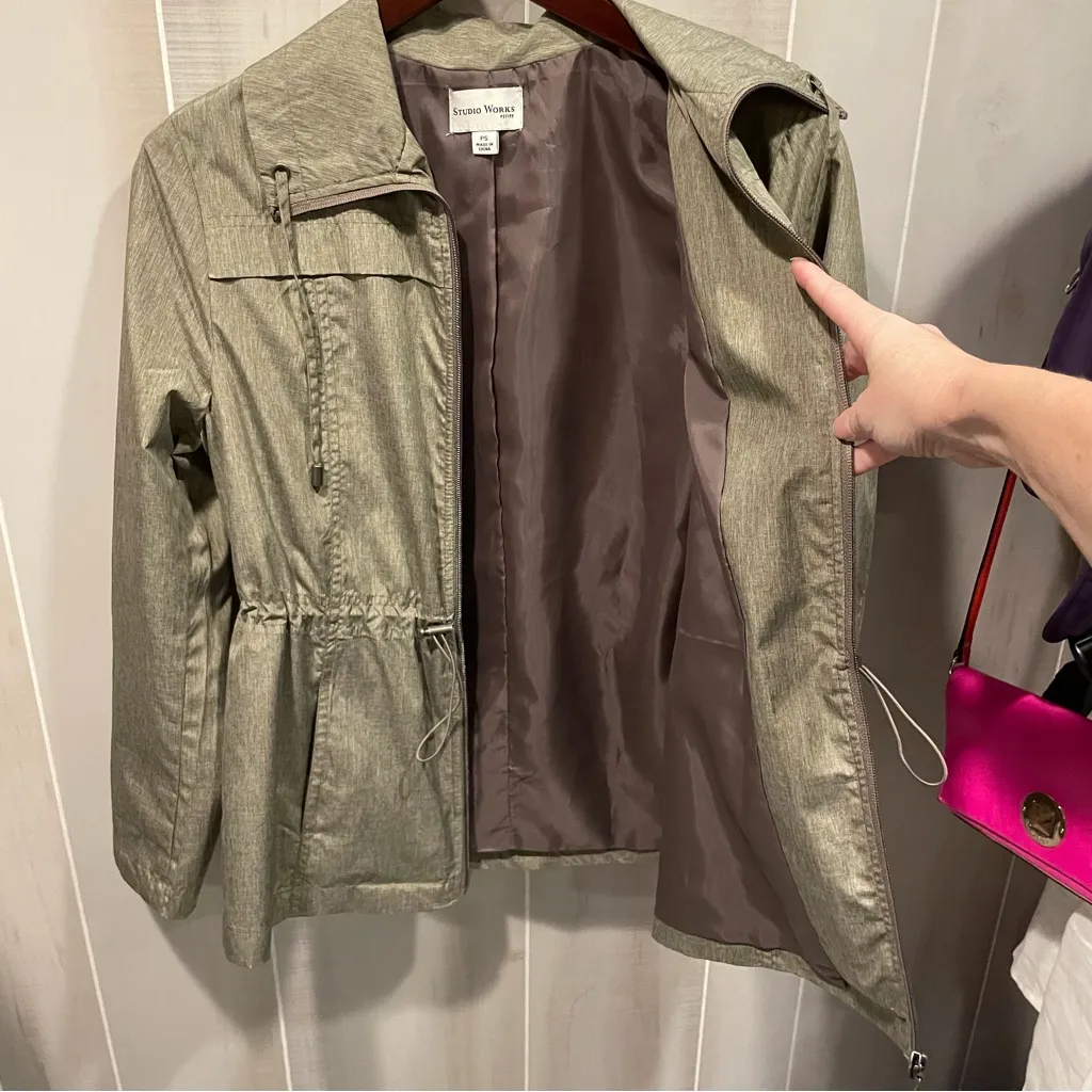 Cute vintage 90s creamy tan windbreaker lined jacket pockets rain weather - Image 3