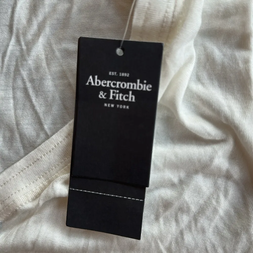 Abercrombie & Fitch nwt Cream V-Neck sleep to Text “I’d rather be in bed” M $30 - Image 3