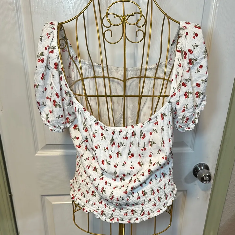 Abercrombie & Fitch cherry red and White Puff Sleeve smocked crop Blouse Size XL - Image 5
