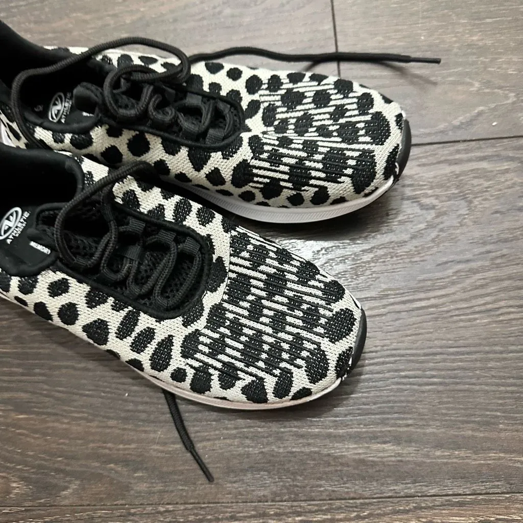 Athletic Works Women’s 6 Patterned Sneakers Shoes - Image 3