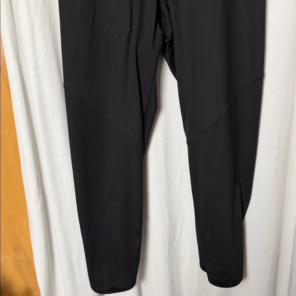 PINK Victoria’s Secret Black 7/8 Leggings with Gold Logo Size Medium - Image 3