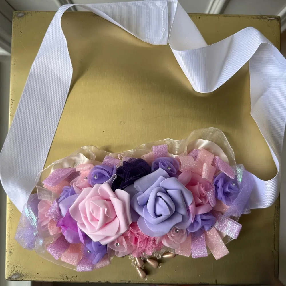 Pink and Gold 'Mom to Be' Sash with Floral Decoration - Image 2