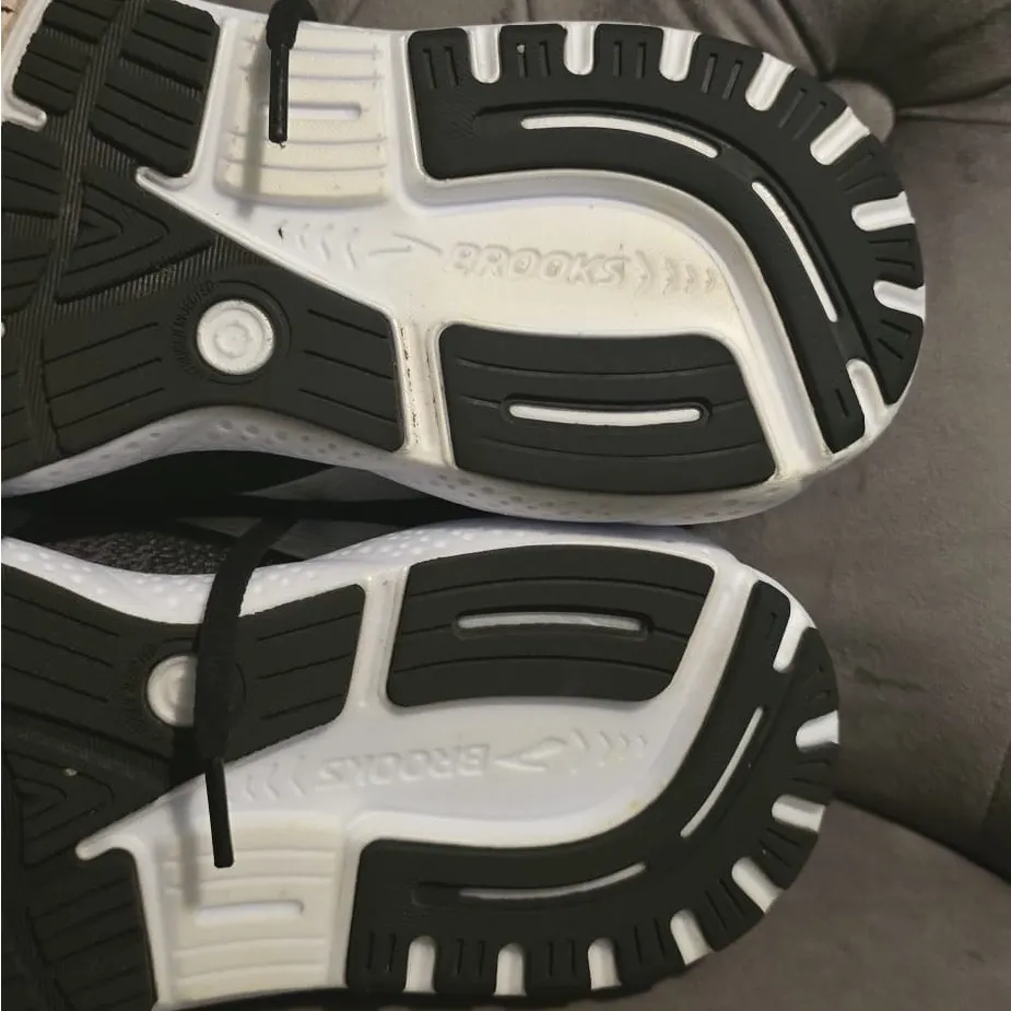 Brooks Black and Gray Running Shoes - Image 7