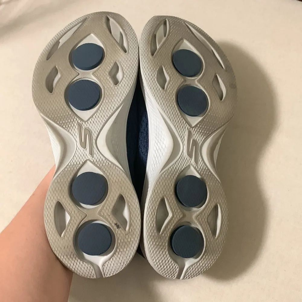 Skechers goga max slip on woman size 9 navy blue top & gray sole - Image 5