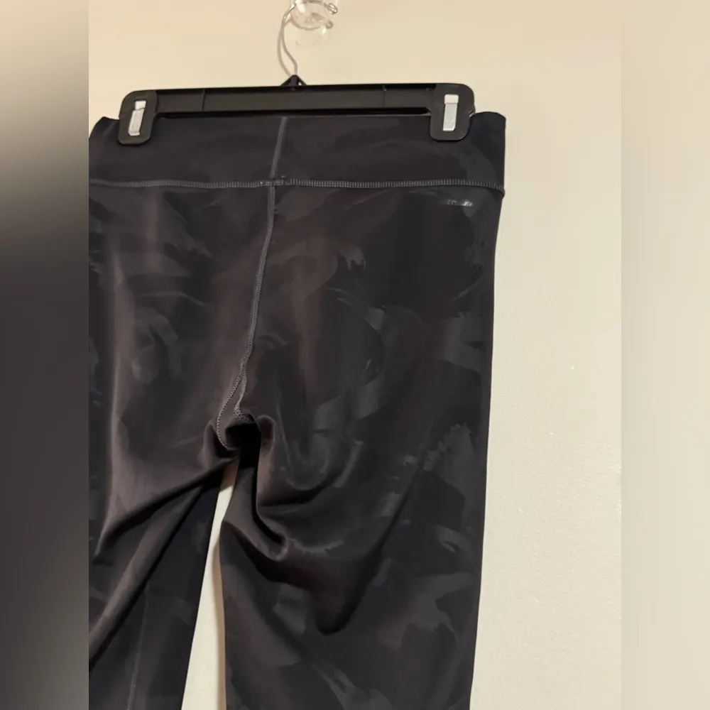 EUC Adidas Climalite Black and Grey Patterned Stretch Workout Capris size medium - Image 9