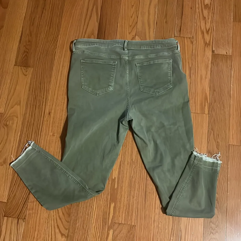 Old Navy Women's Cropped Jeans in Olive - Image 3