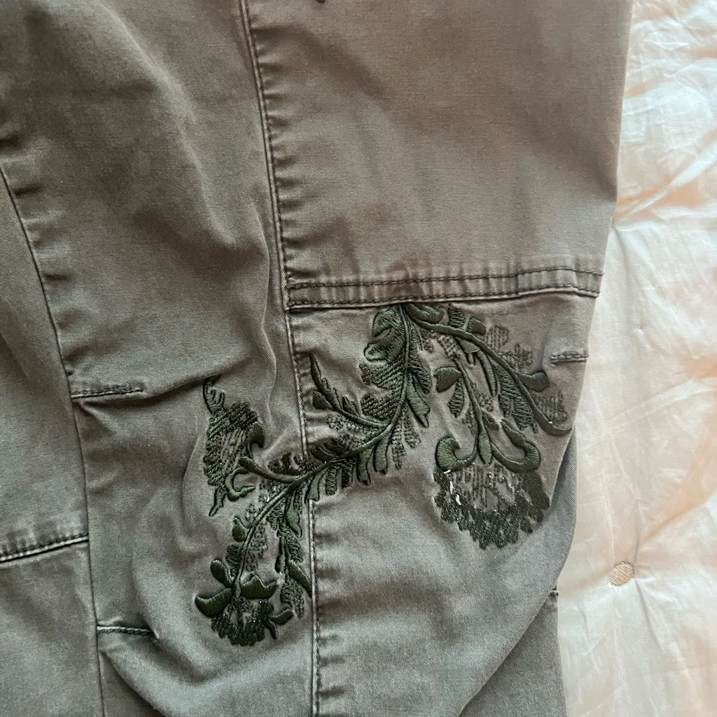 White House Black Market Olive Cargo/Utility Cropped embroidered Pants EUC - Image 11