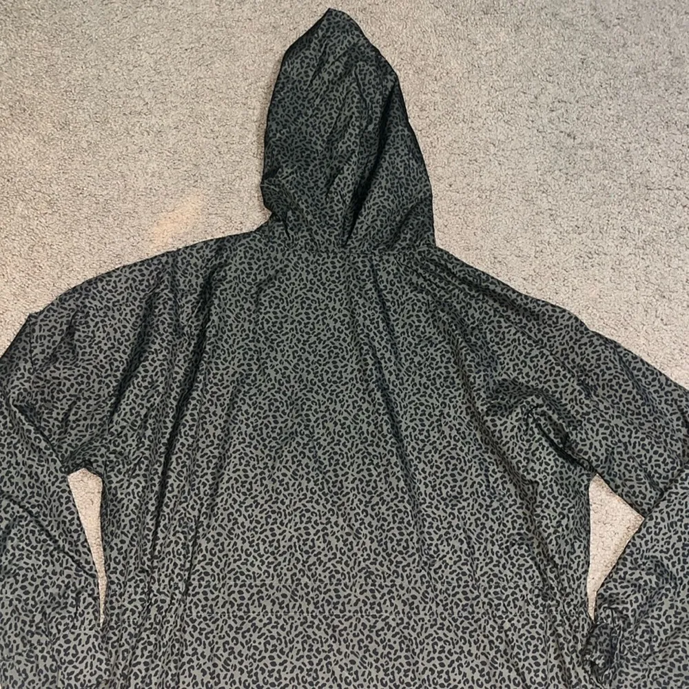 J. Jill Fit Water‎ Resistant Anorak Jacket Kalamata Ditsy Leopard Medium Green - Image 6