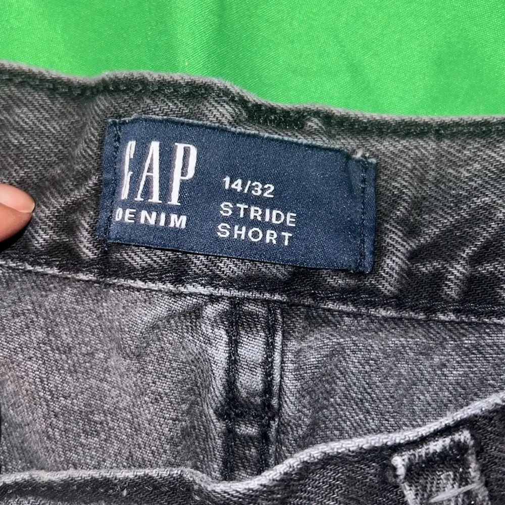 GAP Black Jean Shorts Distressed Raw Hem size 32 - Image 7