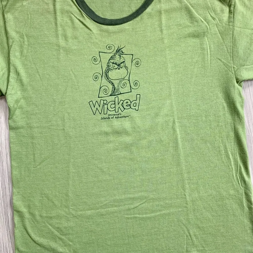 Vintage The Grinch ‘Wicked’ Universal Studios Orlando Ringer Tee Size Small Green - Image 2