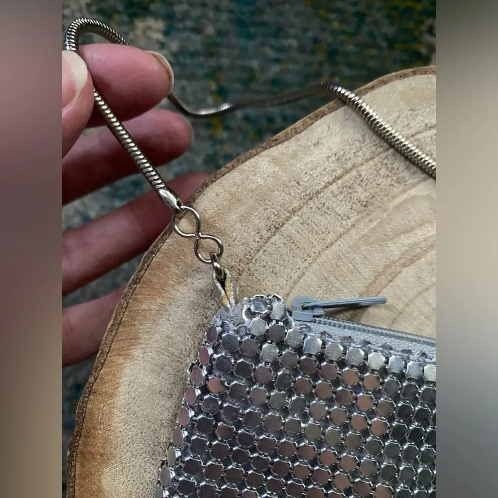 Vintage mini silver metal chain link wrist evening purse - Image 2