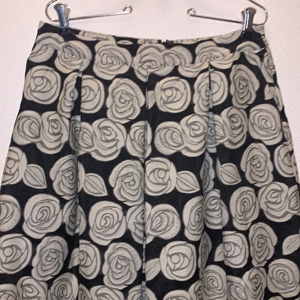 Who What Wear  black floral rose pleated a-Line shirt - Image 2