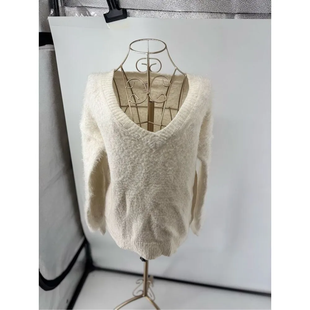 Everly Ivory Pullover V-neck  Sweater Size Medium Eyelash Feather Texture - Image 6