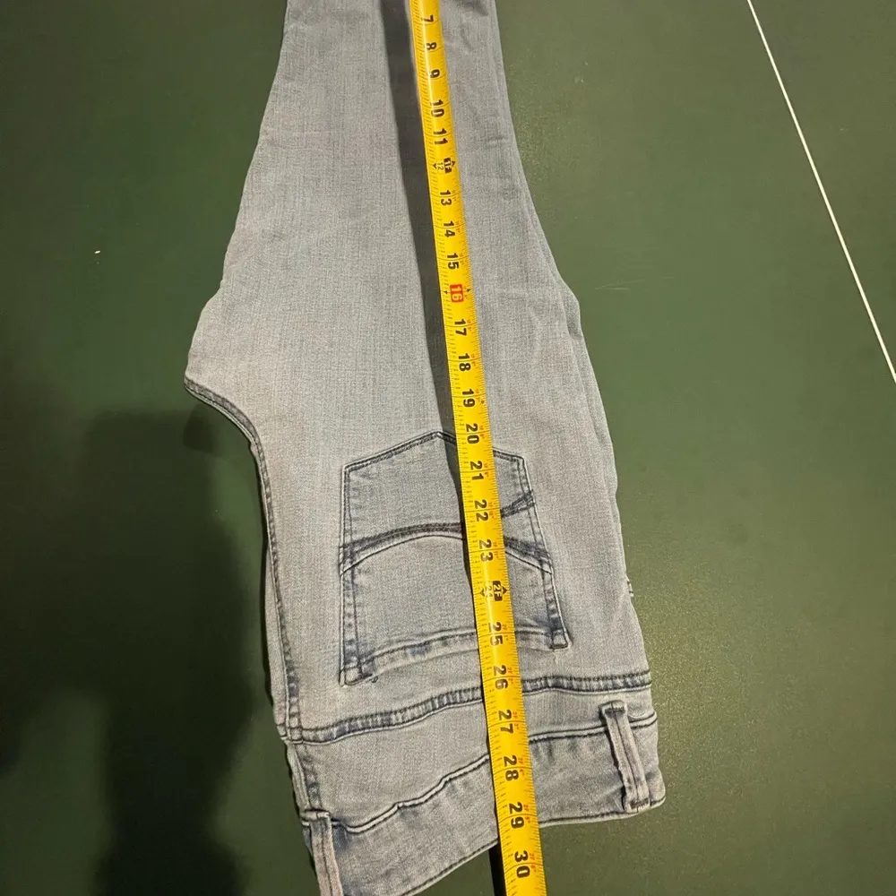 Riders By Lee  Mid Rise Capri Jeans - Light Blue - Image 3