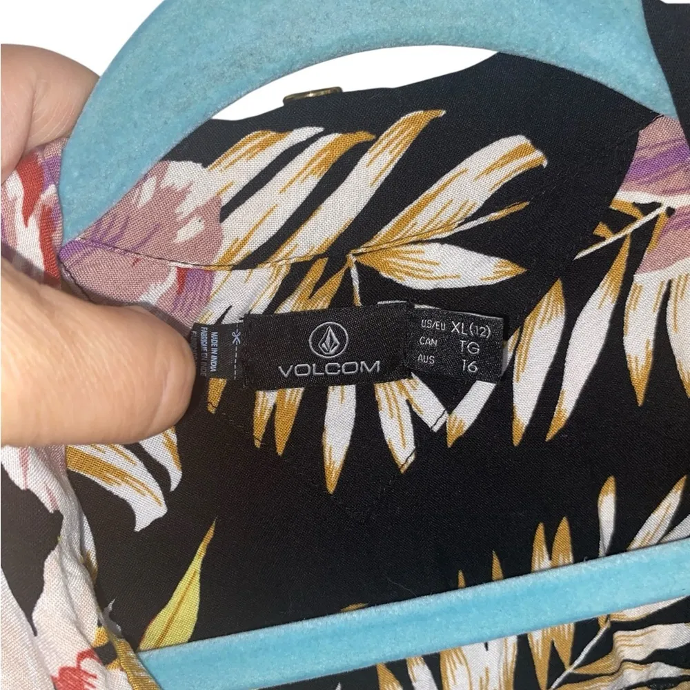 Volcom Gen wow Tropical Floral Black Button-Up Women's Top Hawaiian shirt resort - Image 6
