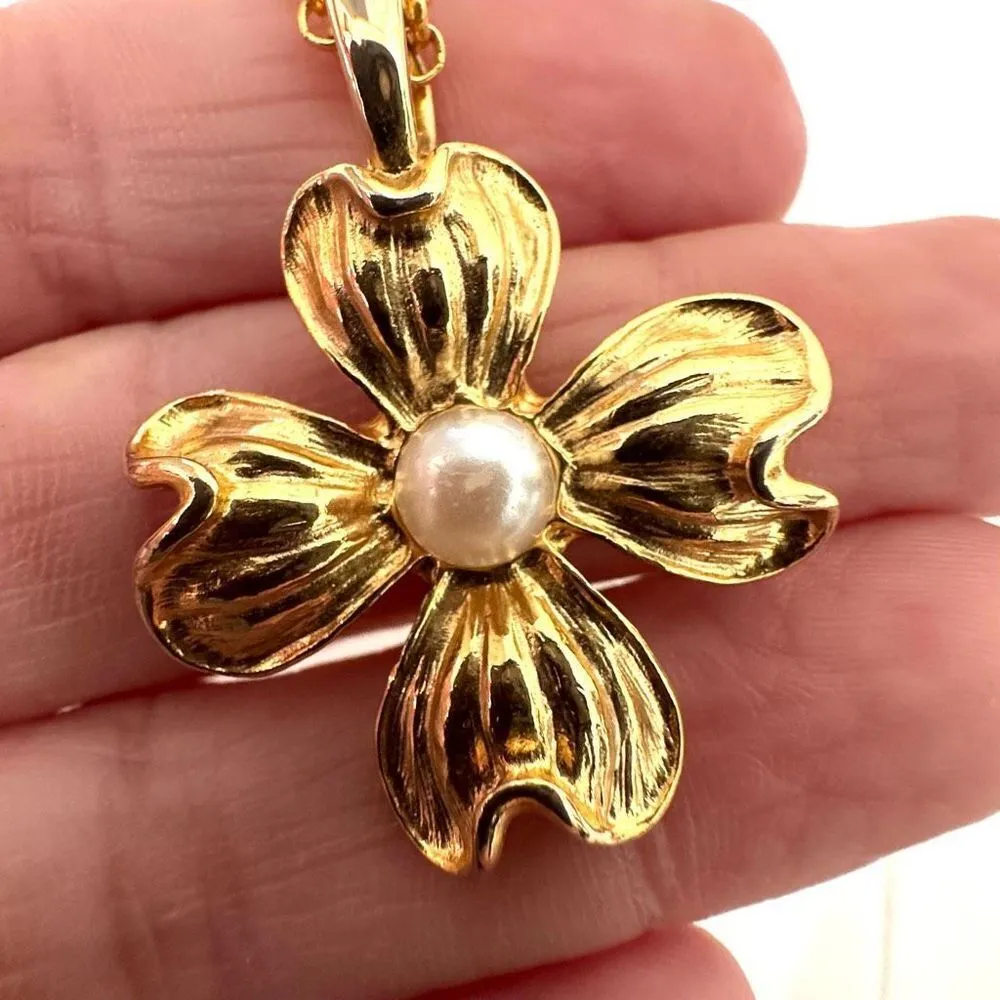 P.E.P. Gold tone flower pendant with faux pearl center - Image 3