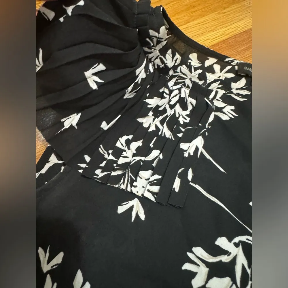 Banana republic size small black and white dressy blouse top pleated sleeves - Image 7