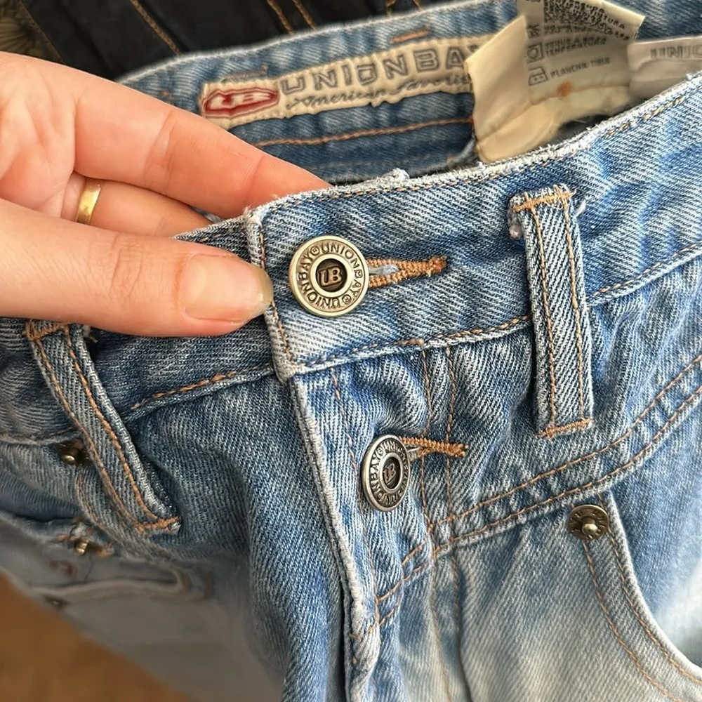 90s VINTAGE UNION BAY OMBRÉ FADED TWO TONE DENIM HIGH RISE SHORTS - Image 5