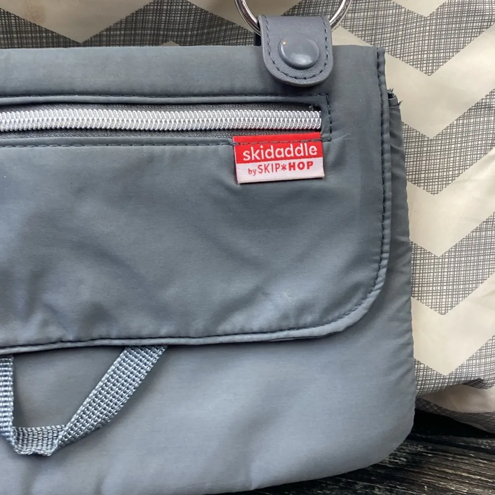 Skidaddle Gray & Cream Chevron Print Tote Weekend Bag - Image 6