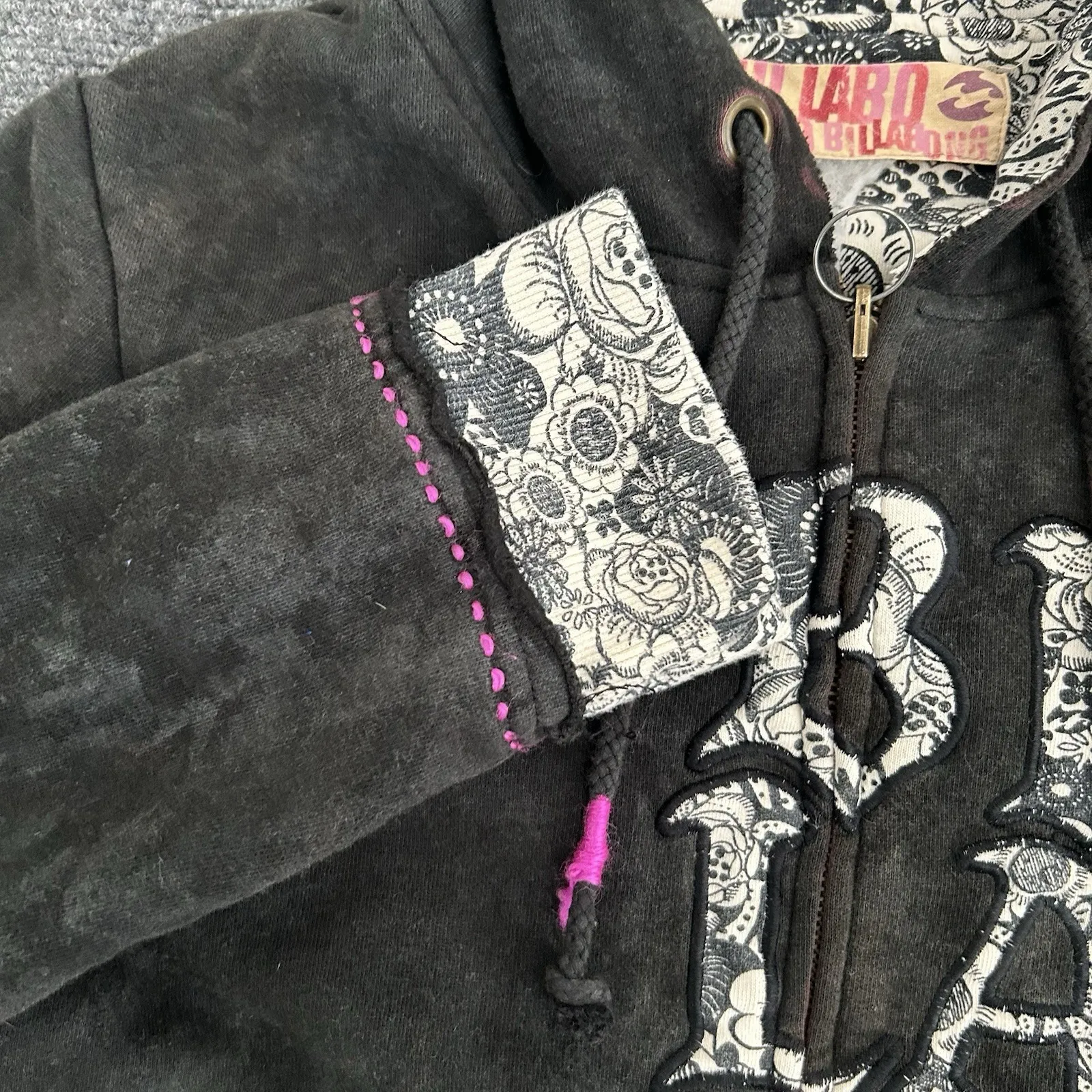 Vintage Y2K Billabong Women's Zip Up Grunge Emo Skater Hoodie Medium Distressed - Image 4