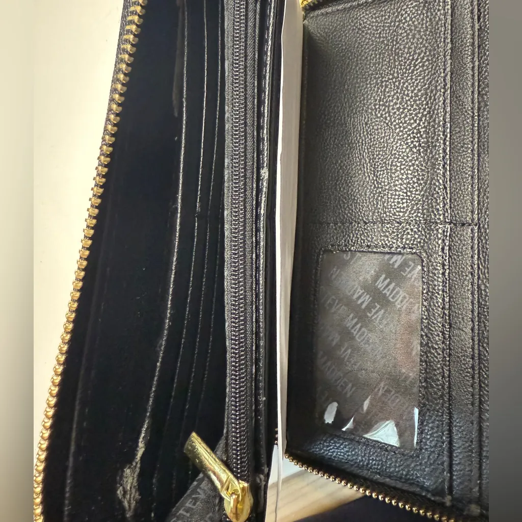 Steve Madden Black Wallet with Gold Detail - Image 4