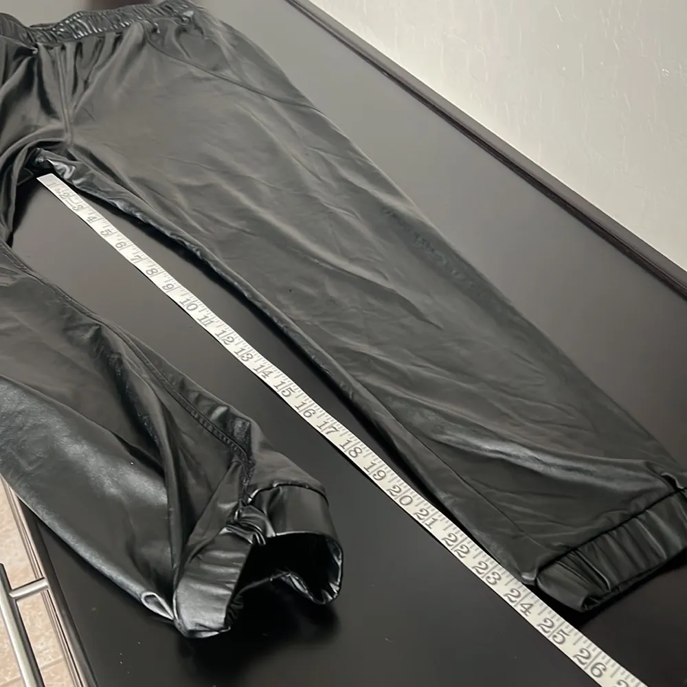 David Lerner Vegan Leather Track Pant
Joggers, lightweight, black, size XL - Image 10