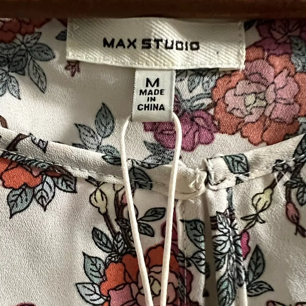 Max Studio Floral Cold Shoulder Top Size Medium MSRP $88 NWT - Image 3