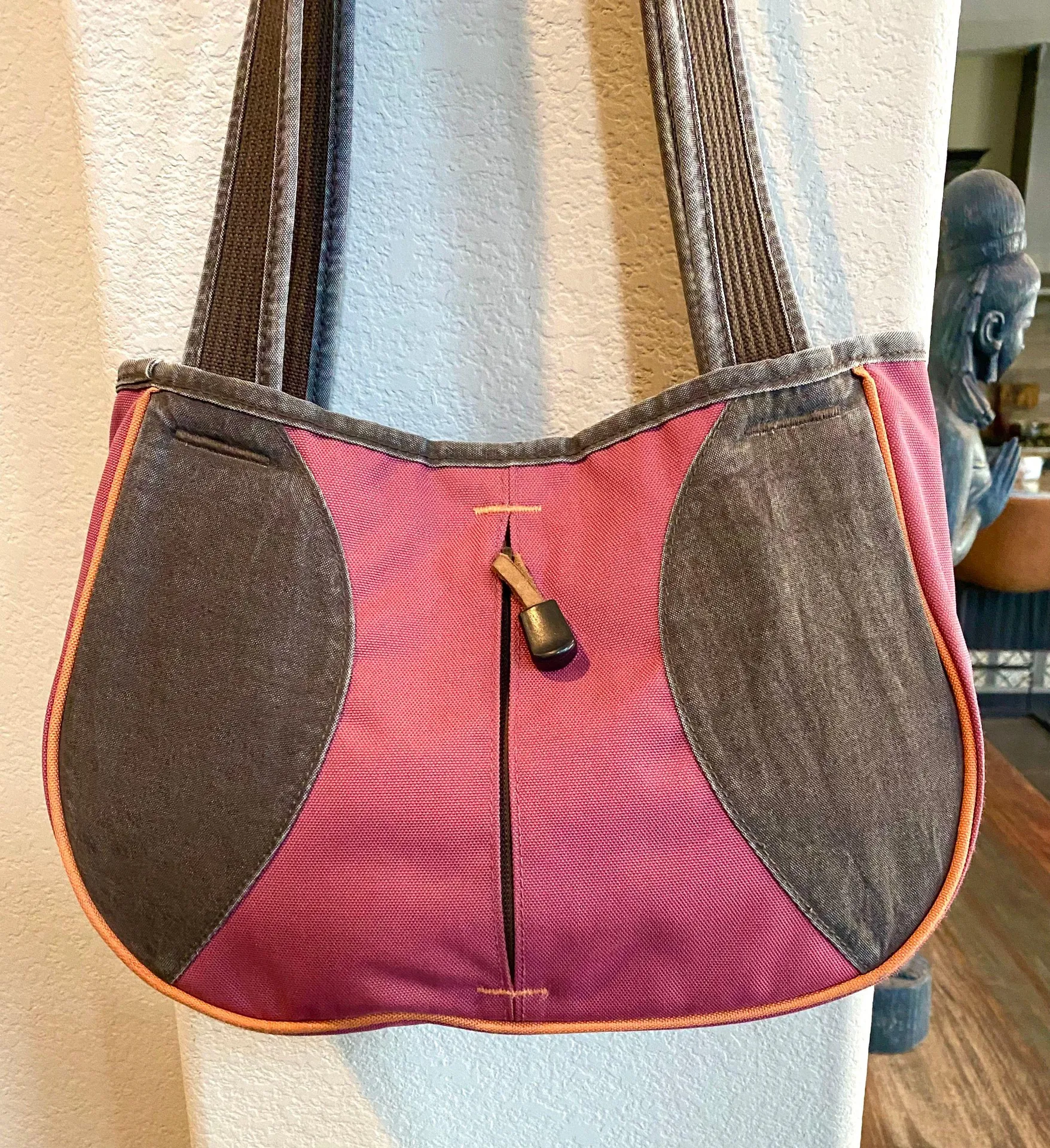 Like new  bag with magnetic closer. Mint! Sz 12x8x4 - Image 2