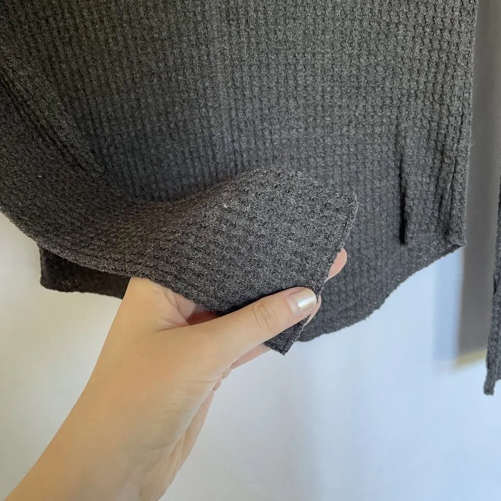 Aeropostale lightweight long sleeved v-neck sweater top women's size XS - Image 4