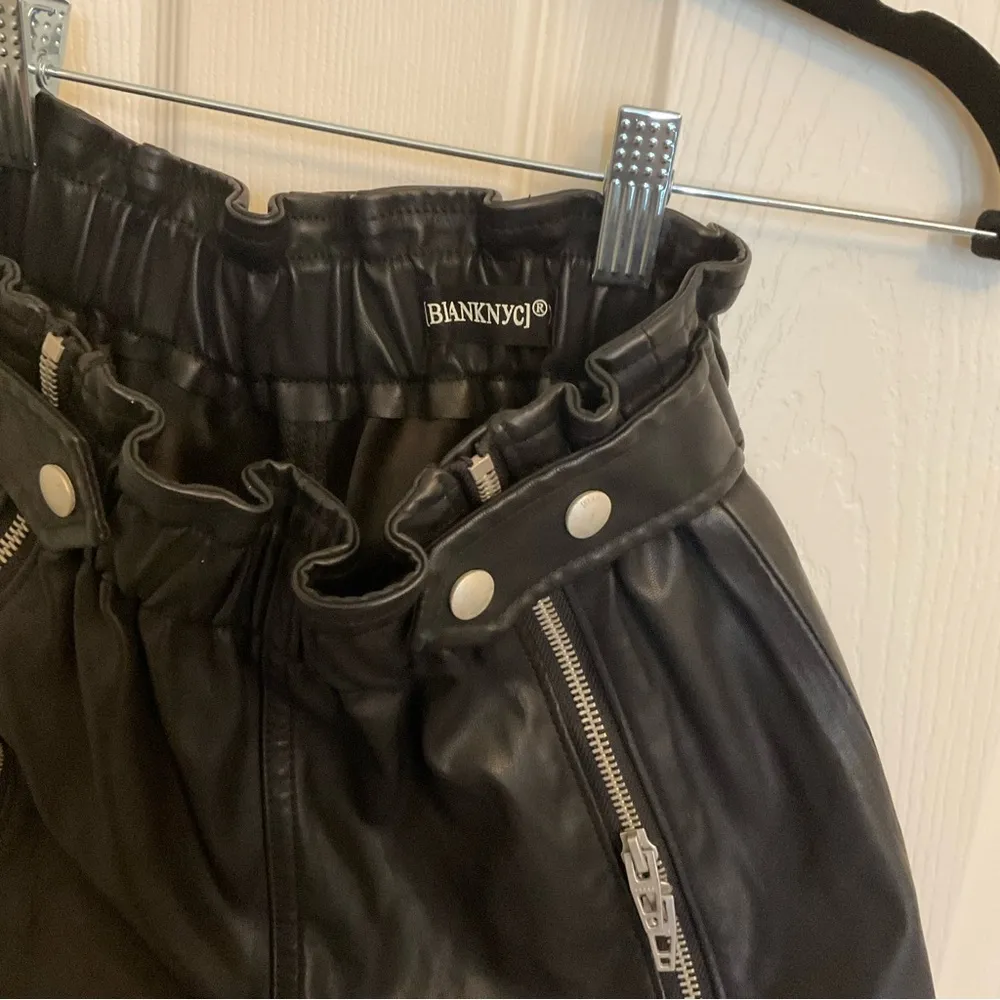 NWT Blank NYC Black Vegan Faux Leather Pa-perbag Shorts Size 29 - Image 4