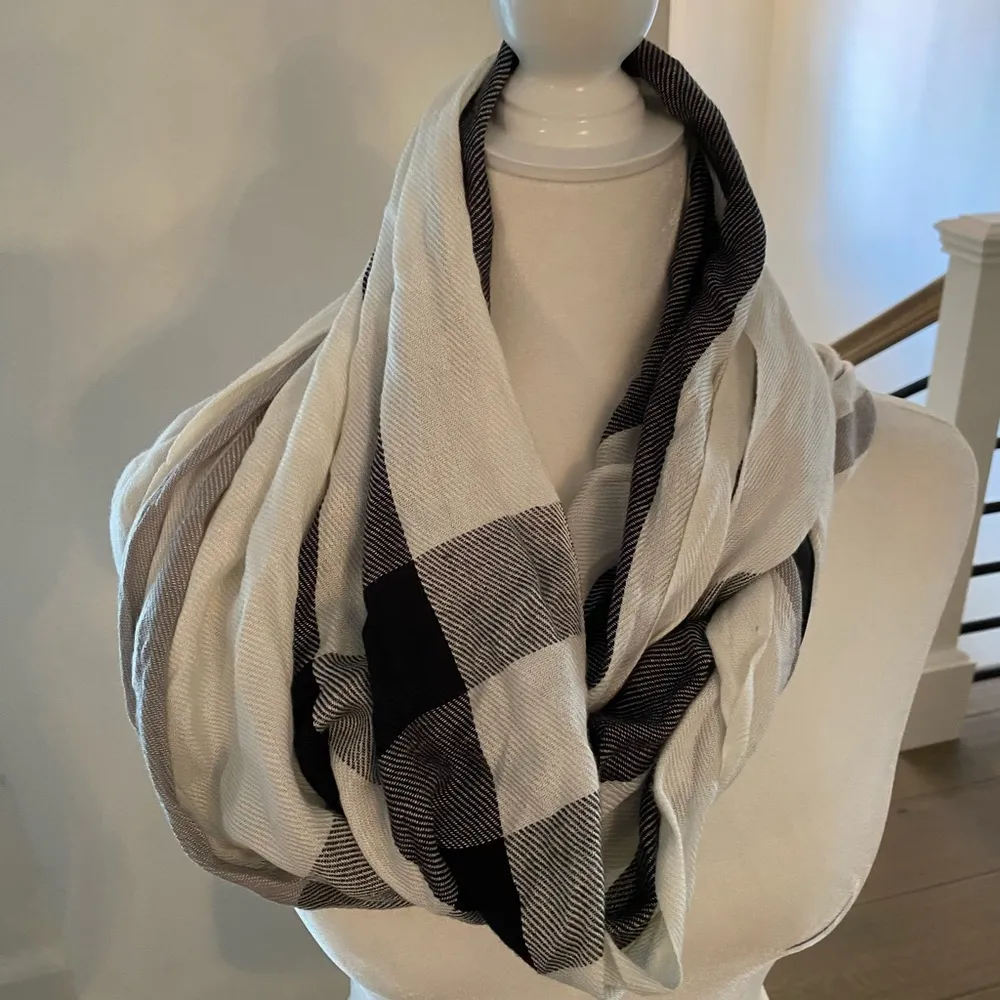 Vince Camuto plaid infinity scarf - Image 4