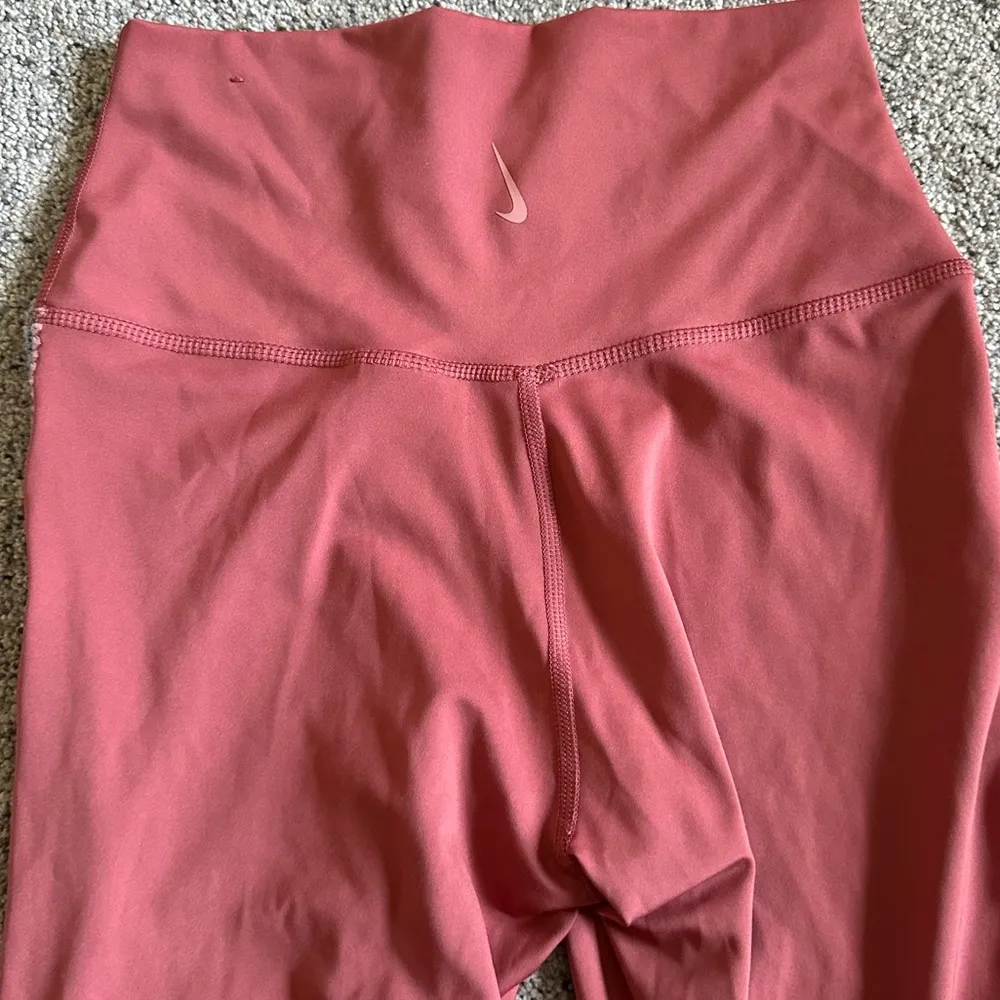 Nike Yoga Dri-Fit Rust Pink Crochet Edge High Waisted 7/8 Leggings - Image 4