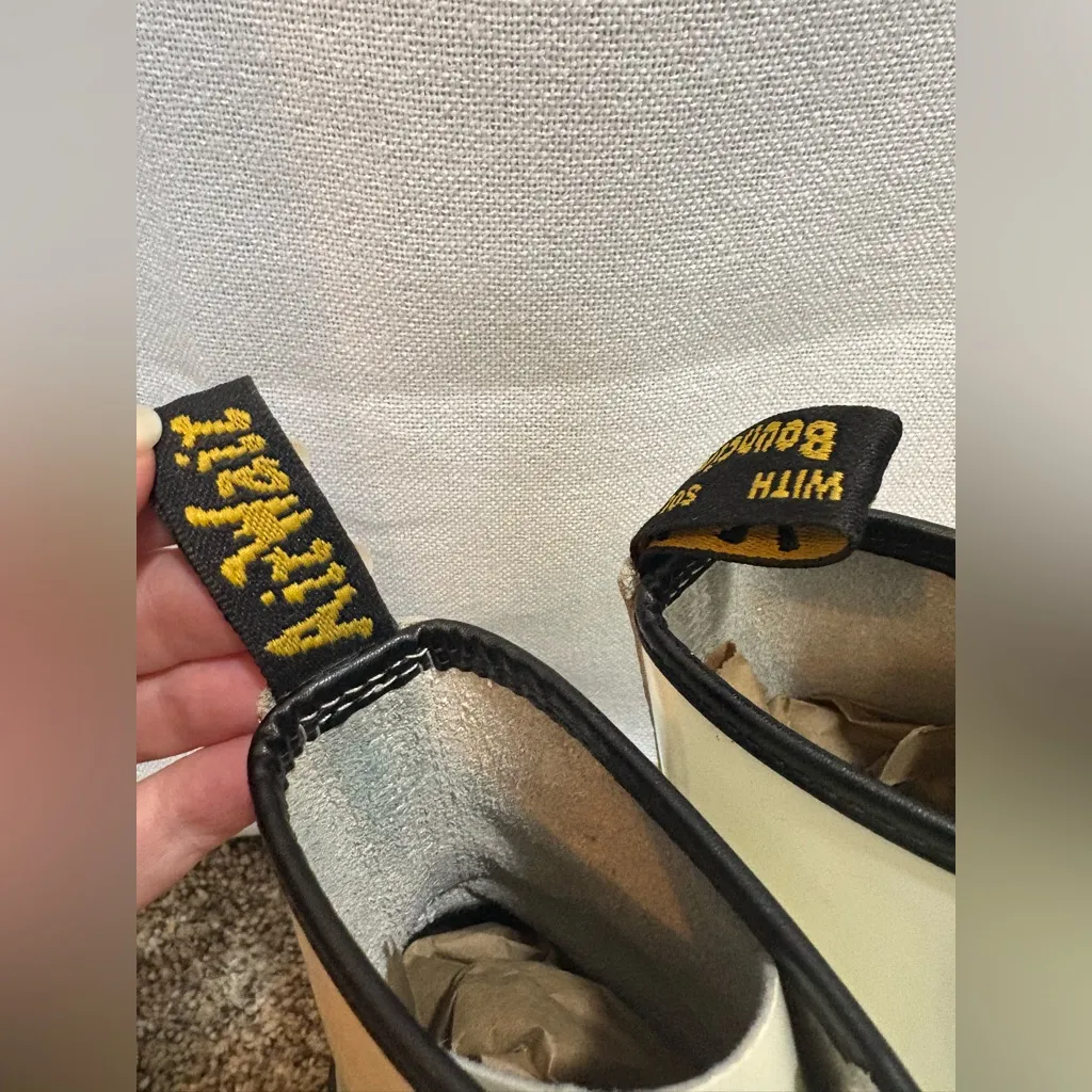 White‎ Lace Up Dr. Martens White Leather Boots Size 7 EUC - Image 2