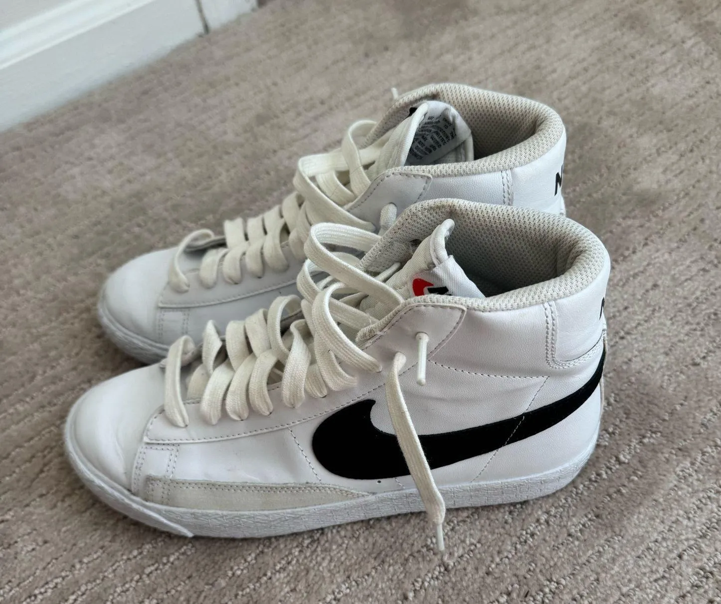 womens size 6 nike blazer mid 77 white/black  - Image 2